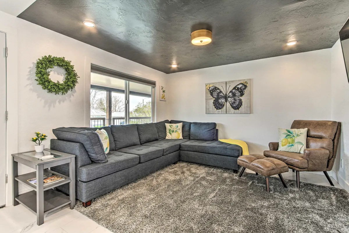 Upstairs living room 2.png